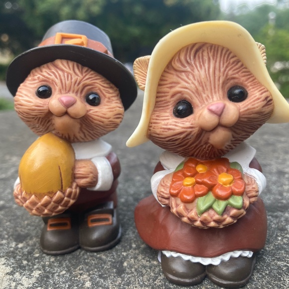 Vintage Hallmark Thanksgiving Salt Pepper Shakers Chipmunks Pilgrims - Picture 1 of 3